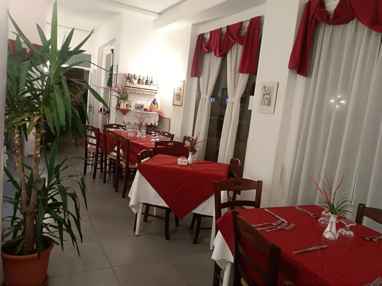 Hotel La Congiura Dei Baroni Тегджано Экстерьер фото